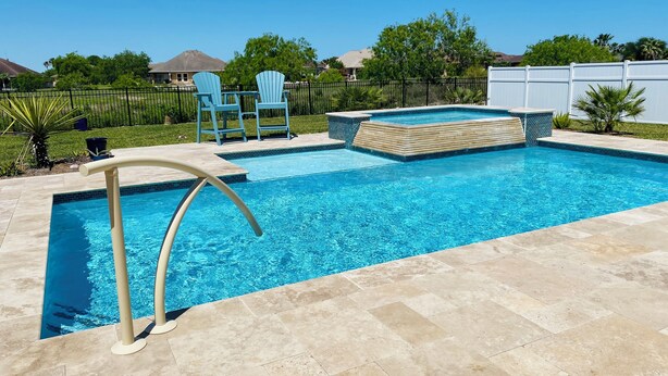 Una piscina rectangular con cubierta de madera y un pequeño jacuzzi.