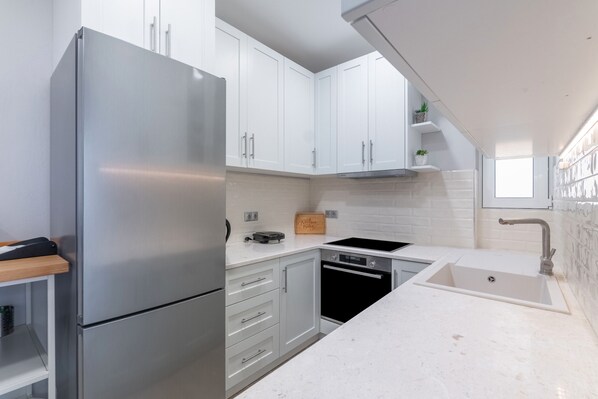 Kühlschrank, Mikrowelle, Ofen, Herdplatte