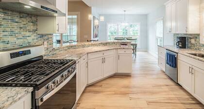 New Build! Bayview- Private dock in quiet cul-de-sac. 20 minutes to Murray State