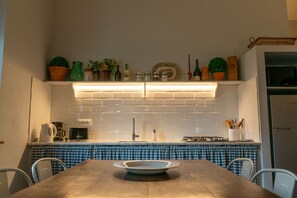 Kylskåp, mikrovågsugn, ugn och kaffe- och tebryggare