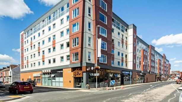 A multi-story hotel with a modern design, featuring a ground floor with commercial spaces and a restaurant. - Sandard Room In Town Centre (Middlesbrough)