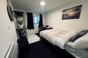 1 sovrum, skrivbord, strykjärn/strykbräda och gratis wi-fi