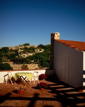 Outdoor dining - Holiday Home 'Dora Polignano A Mare' with Sea View, Terrace and Garden (Polignano a Mare)