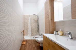 Dusche, Haartrockner, Handtücher