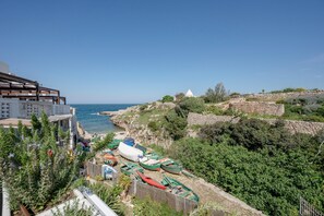 On the beach - Holiday Home 'Dora Polignano A Mare' with Sea View, Terrace and Garden (Polignano a Mare)