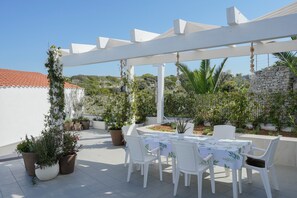 Outdoor dining - Holiday Home 'Dora Polignano A Mare' with Sea View, Terrace and Garden (Polignano a Mare)