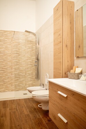 Shower, hair dryer, towels - Holiday Home 'Dora Polignano A Mare' with Sea View, Terrace and Garden (Polignano a Mare)