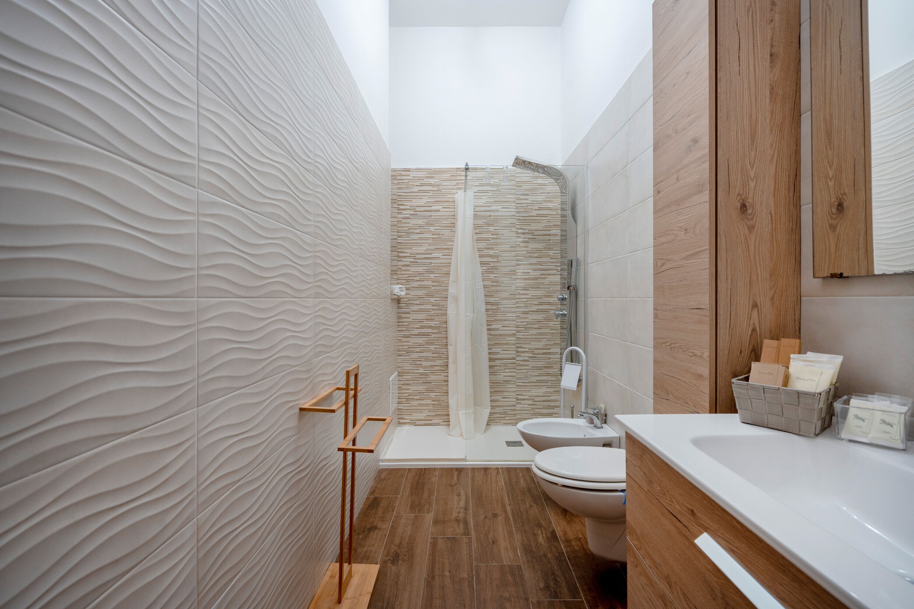 Suihku, hiustenkuivaaja, pyyhkeet