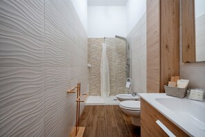 Dusj, hårføner og håndklær