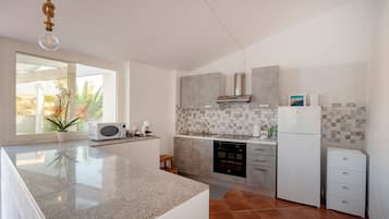 Frigorifero, microonde, forno, piano cottura