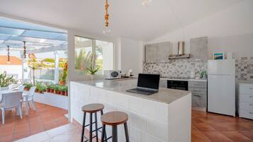 Jääkaappi, mikroaaltouuni, uuni, liesi