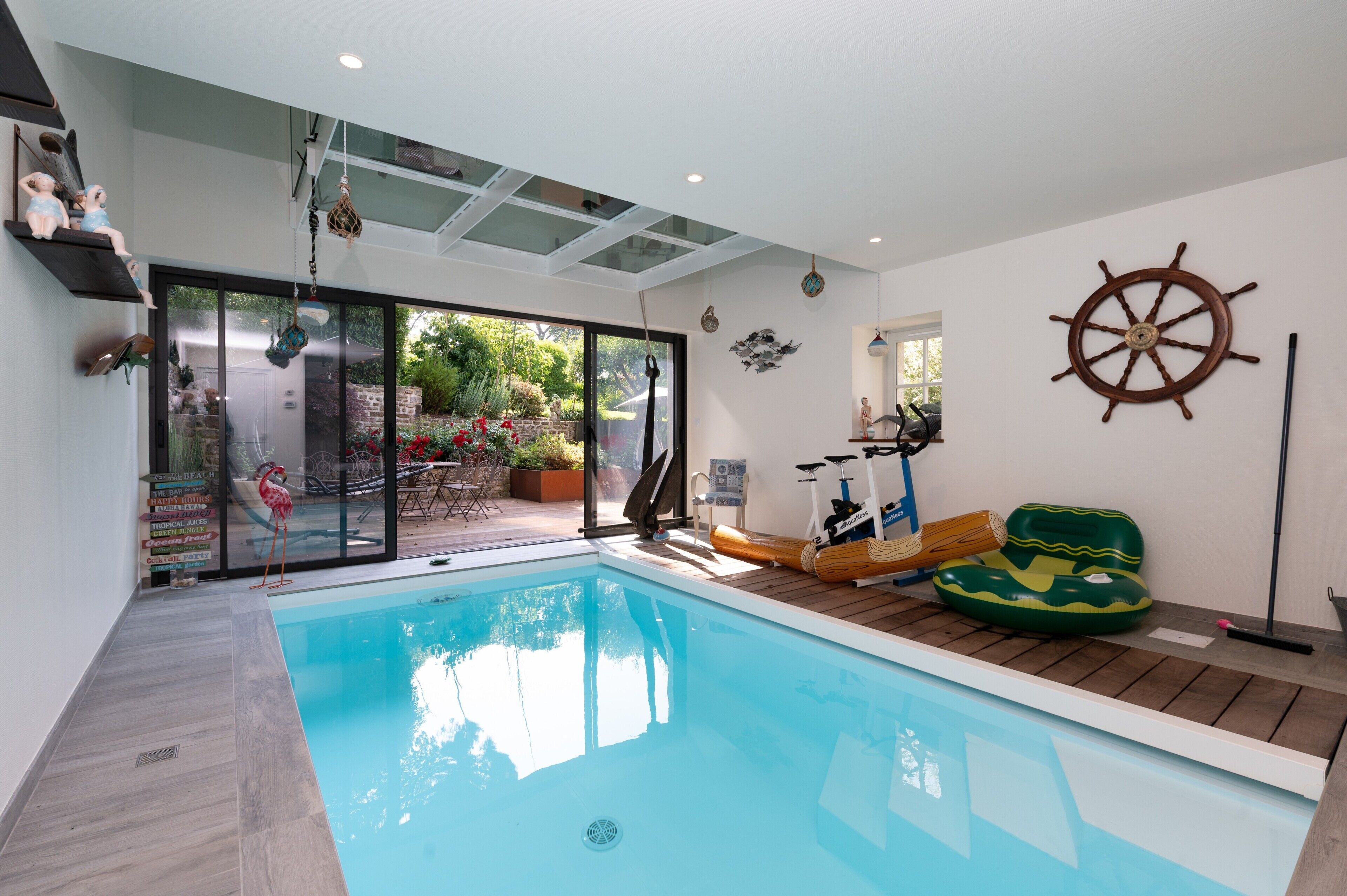 Een binnenzwembad en een verwarmd zwembad