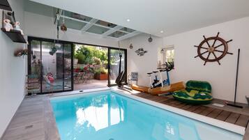 Een binnenzwembad en een verwarmd zwembad