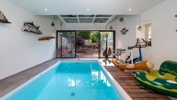 Een binnenzwembad en een verwarmd zwembad