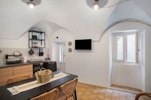 Køleskab, mikrobølgeovn, kogeplade, kaffe-/temaskine