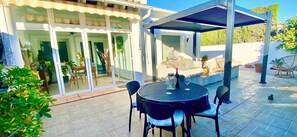 Outdoor dining - Holiday Home 'Casa Verde' with Shared Pool, Wi-Fi and Air Conditioning (Calpe)