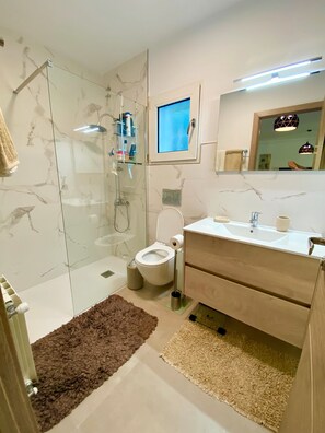 Shower, hair dryer, towels - Holiday Home 'Casa Verde' with Shared Pool, Wi-Fi and Air Conditioning (Calpe)