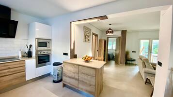 Een koelkast, een magnetron, een oven, een kookplaat