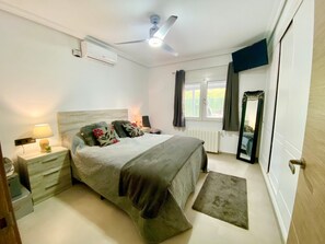 2 bedrooms, iron/ironing board, free WiFi, bed sheets - Holiday Home 'Casa Verde' with Shared Pool, Wi-Fi and Air Conditioning (Calpe)