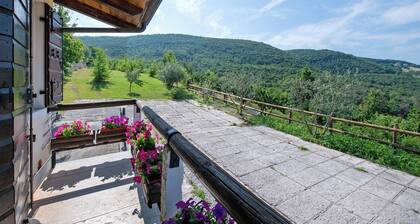 Holiday Home 'Delle Delizie' with Lake View, Private Garden and Air Conditioning