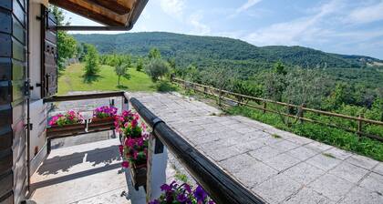 Holiday Home 'Delle Delizie' with Lake View, Private Garden and Air Conditioning