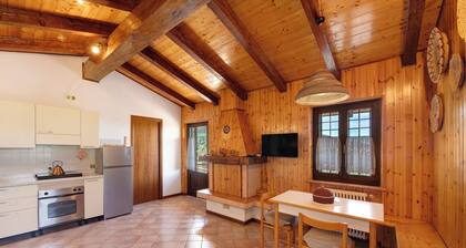 Holiday Home 'Delle Delizie' with Lake View, Private Garden and Air Conditioning