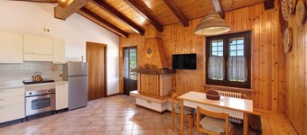 Holiday Home 'Delle Delizie' with Lake View, Private Garden and Air Conditioning