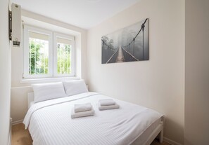 1 dormitorio, tabla de planchar con plancha, wifi y ropa de cama