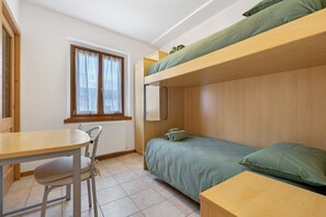 Tabla de planchar con plancha, wifi gratis y ropa de cama 