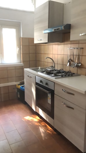A kitchen with a stove, sink, and cabinets. - 'Double Room with Sea View' with sea view, shared pool and private terrace (Platamona)