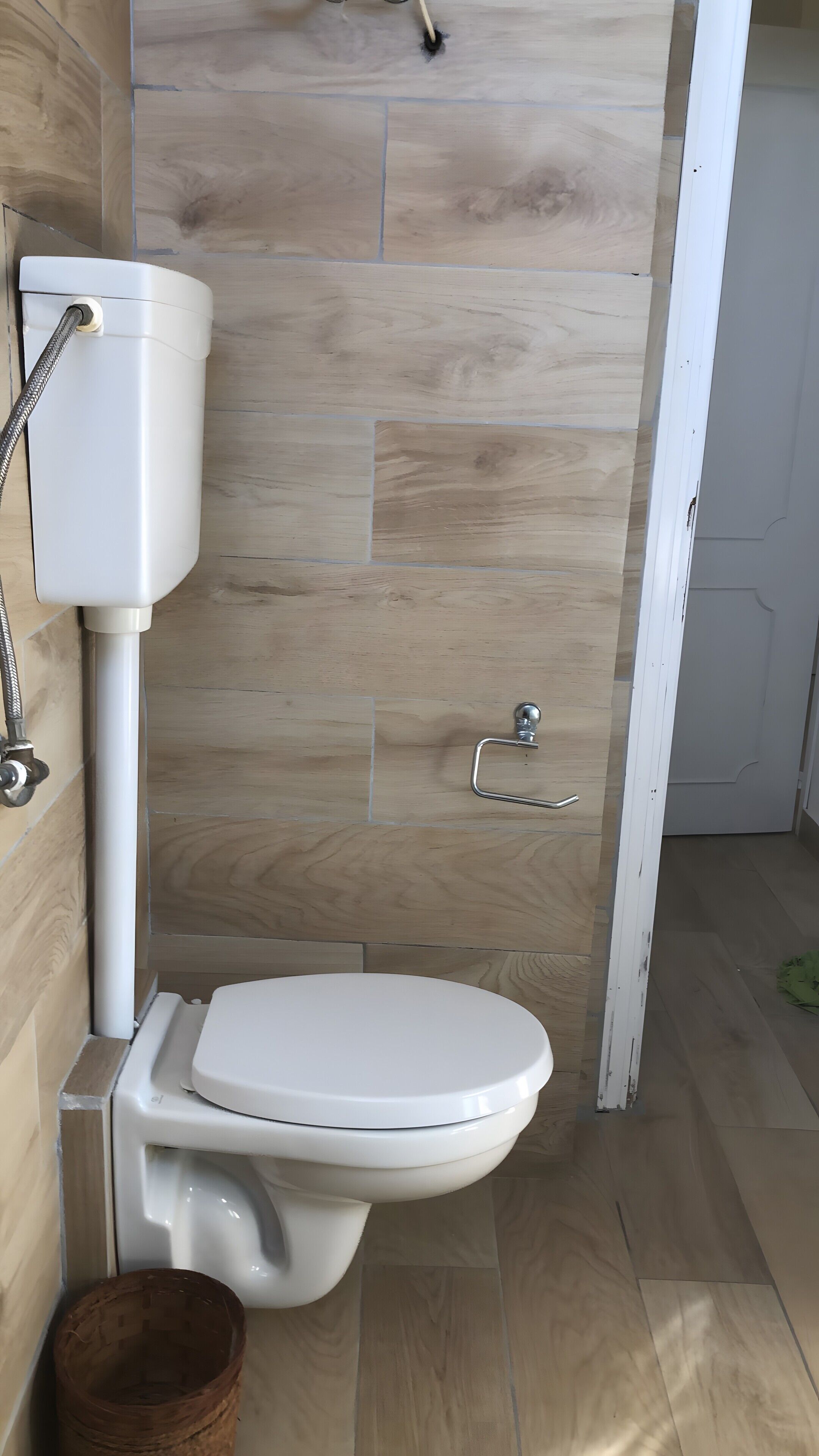 Une salle de bain avec des toilettes, un lavabo et une douche.