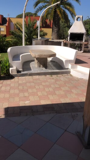 Outdoor dining - Double Room 'Matrimoniale Vicino Al Mare' with Sea View, Shared Pool and Shared Terrace (Platamona)