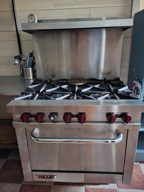 Een magnetron, een oven, een kookplaat