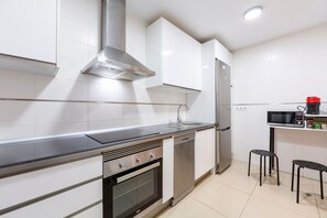 Réfrigérateur, four à micro-ondes, un four, surface de cuisson