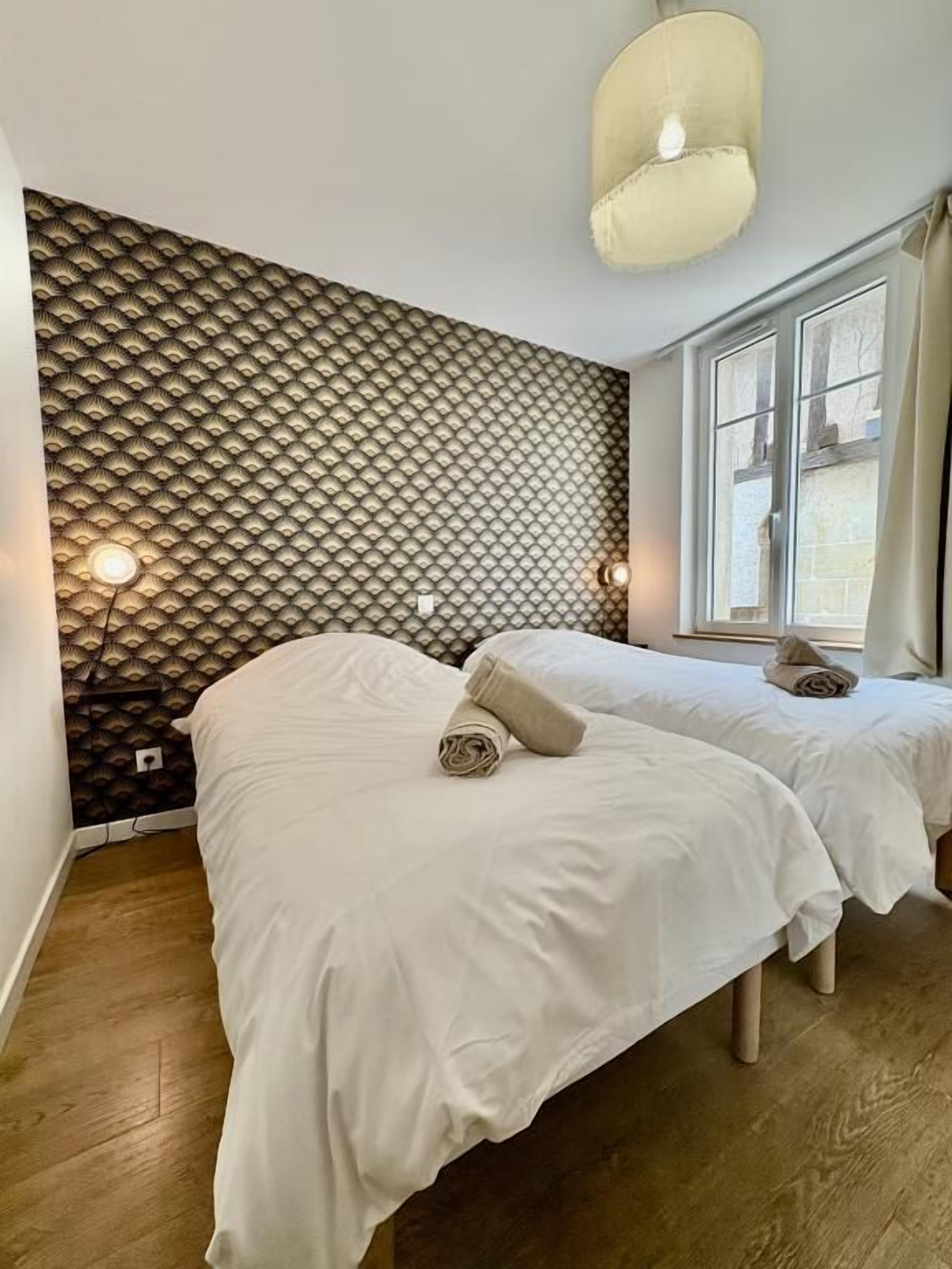 2 bedrooms, travel crib, free WiFi, bed sheets