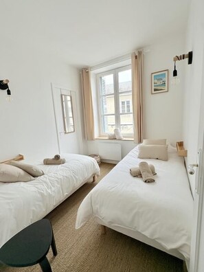 2 bedrooms, travel cot, free WiFi, bed sheets