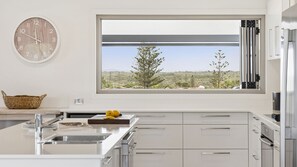Microwave, dishwasher - Tusk - Beachside Entertainer (Yamba)
