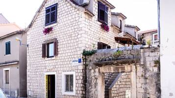 Rumah (Four Bedroom Holiday Home) | Eksterior