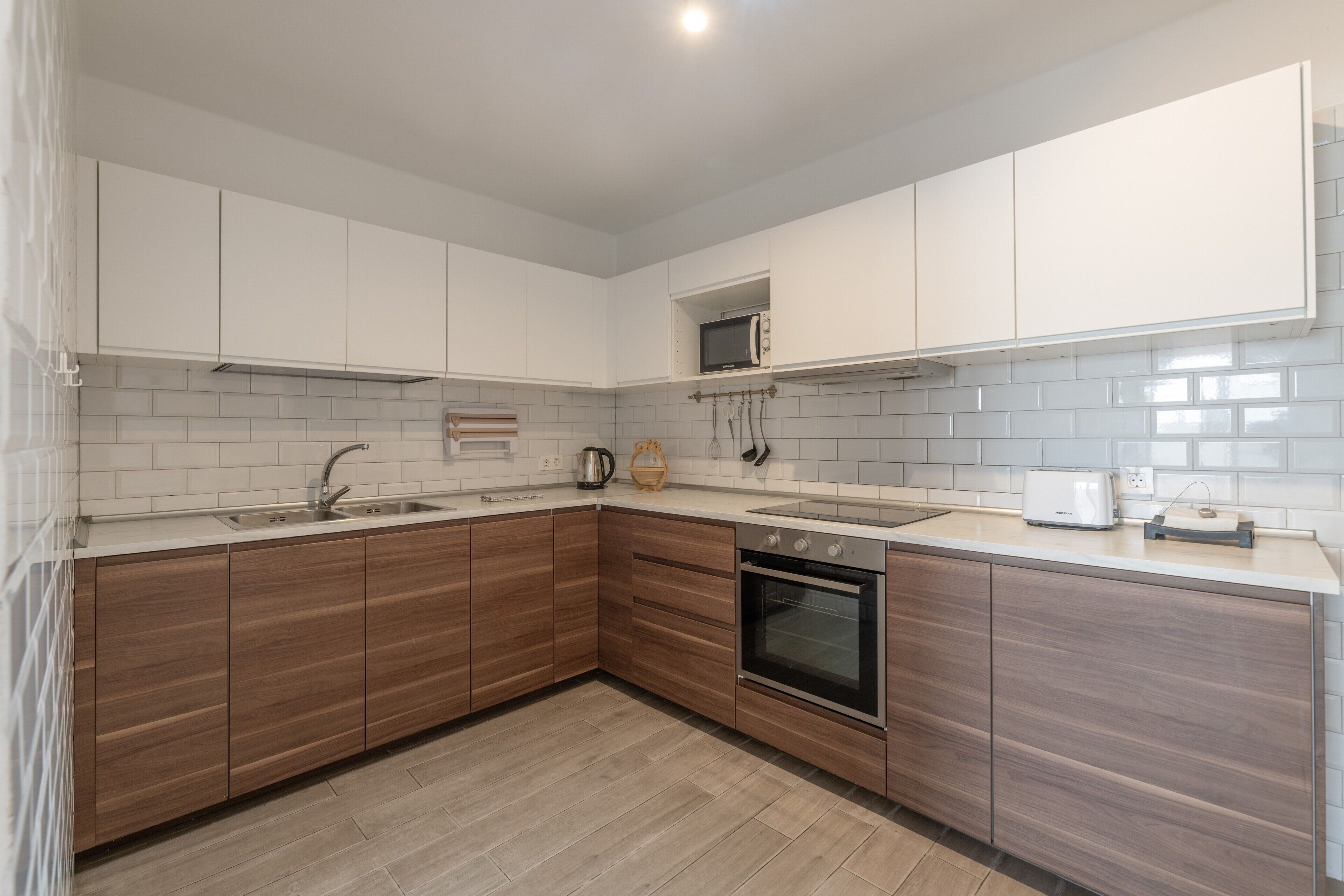 Een koelkast, een magnetron, een oven, een kookplaat