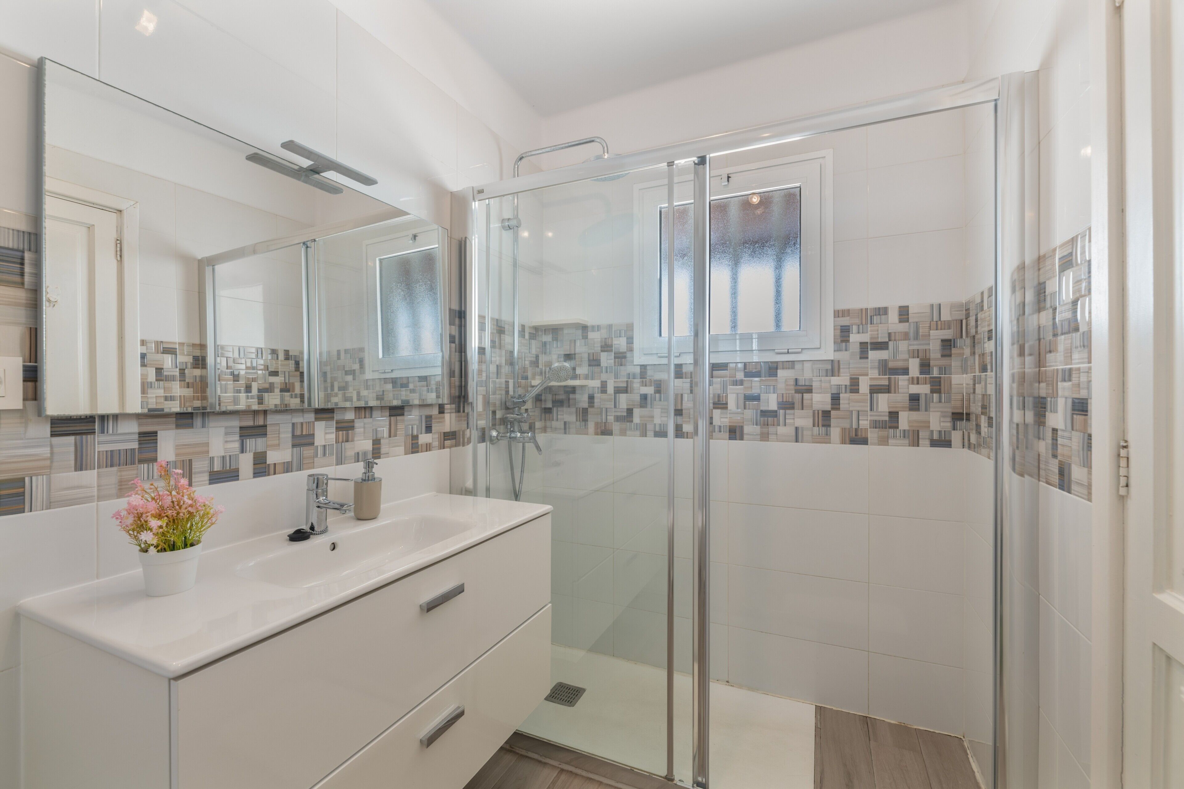 Een douche, een haardroger, handdoeken