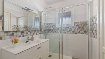 Een douche, een haardroger, handdoeken