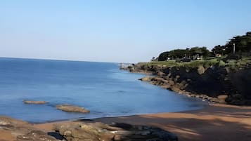 Una spiaggia nelle vicinanze
