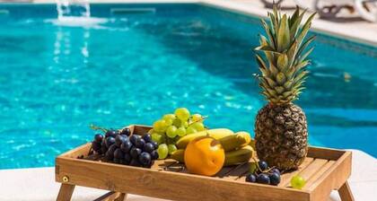 Kastel Luksic Scenic Villa With Pool