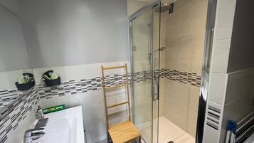 Shower, hair dryer, towels