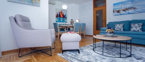 Apartamento (Two bedroom Apartment with Balcony an) | Sala de estar | Televisión de pantalla plana de 32 pulgadas con canales por cable