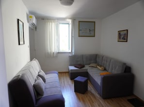 Maison (Two Bedroom Holiday Home) | Salle de séjour | Télévision à écran plat de 32 pouces avec chaînes par câble
