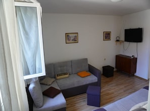 Maison (Two Bedroom Holiday Home) | Salle de séjour | Télévision à écran plat de 32 pouces avec chaînes par câble