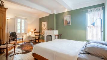 4 bedrooms, iron/ironing board, free WiFi, bed sheets