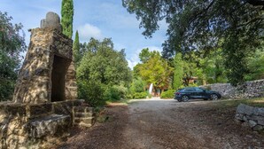 A stone pathway leading to a rustic building with a car parked nearby. - Charming House in Lorgues with Terrace and Private Garden (Lorgues)