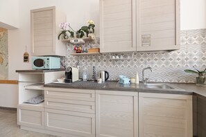 Microonde, lavastoviglie, macchina per tè/caffè, bollitore elettrico